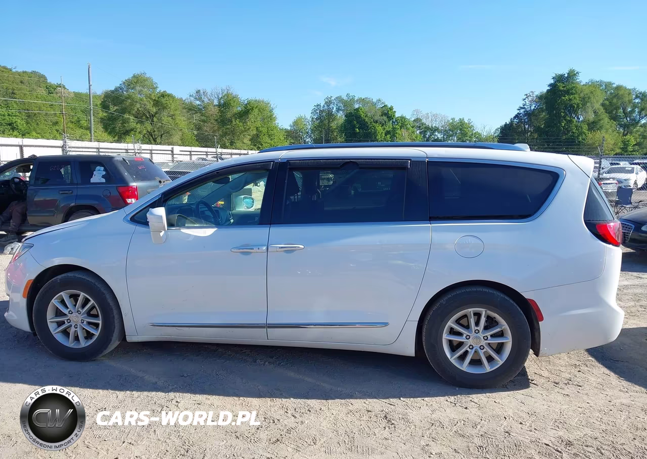 2018 Chrysler Pacifica Touring L VIN:2C4RC1BG4JR158170 - 14
