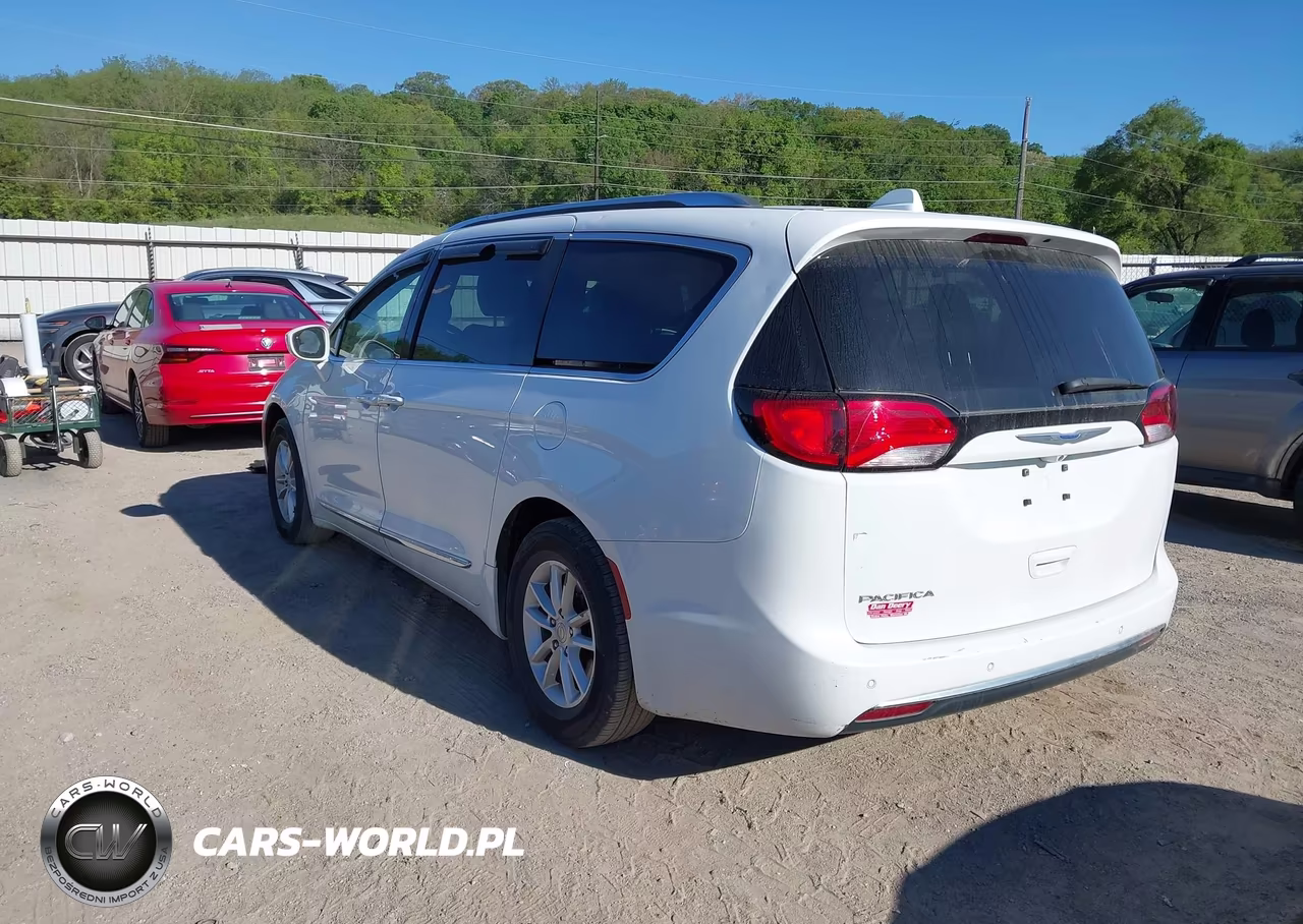 2018 Chrysler Pacifica Touring L VIN:2C4RC1BG4JR158170 - 3