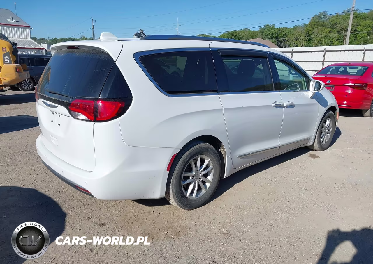 2018 Chrysler Pacifica Touring L VIN:2C4RC1BG4JR158170 - 4