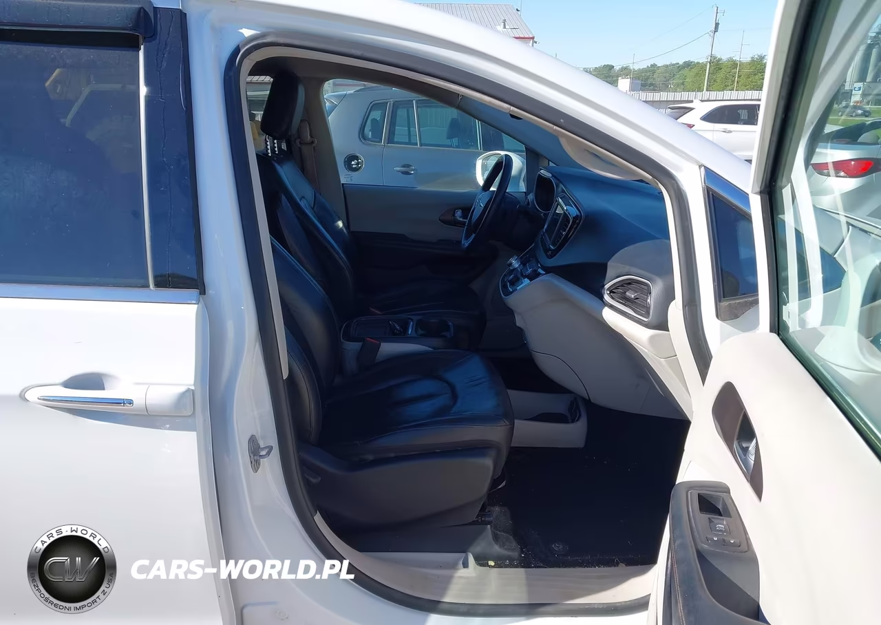 2018 Chrysler Pacifica Touring L VIN:2C4RC1BG4JR158170 - 5