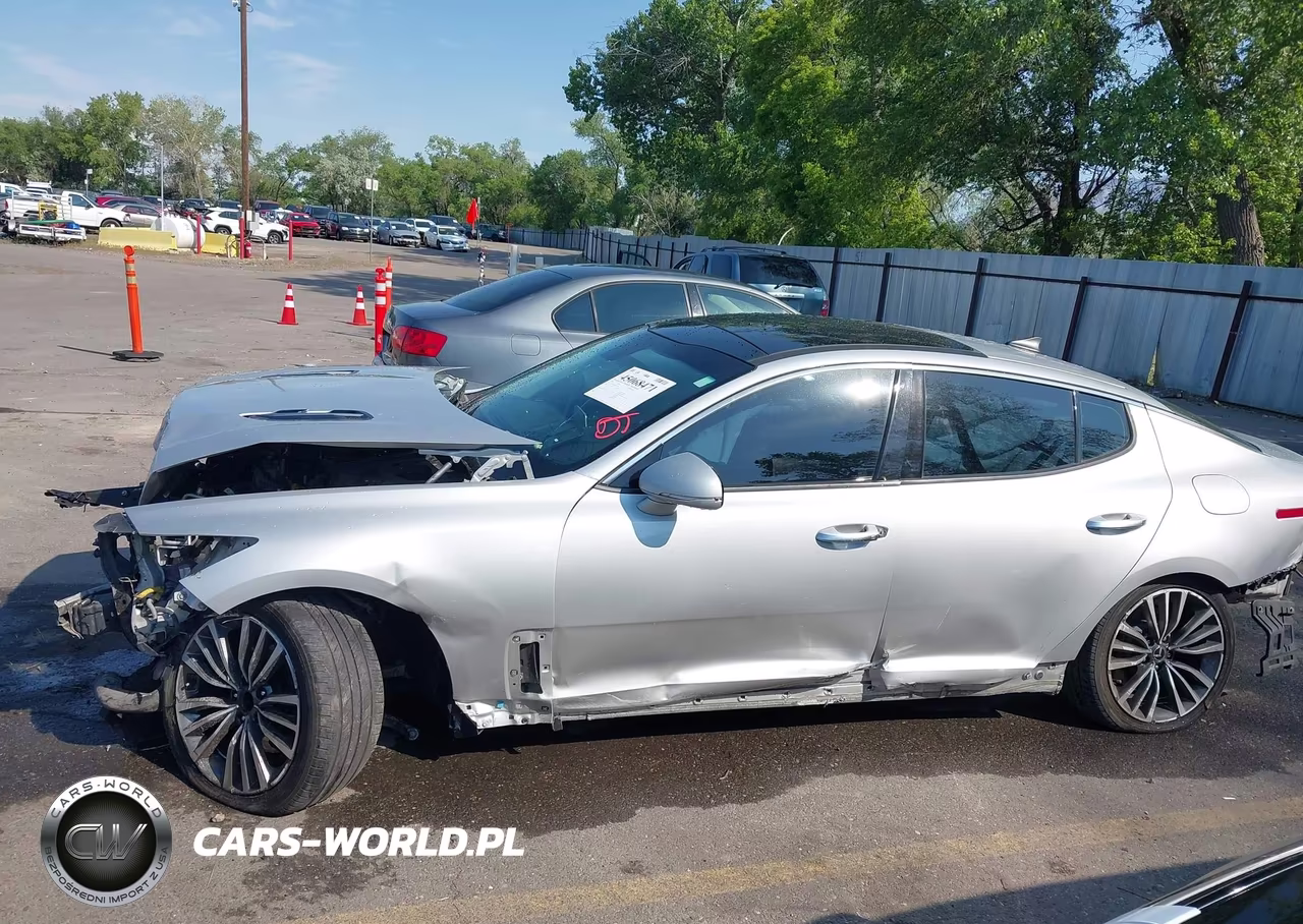 2018 Kia Stinger Premium VIN:KNAE25LA6J6017009 - 14