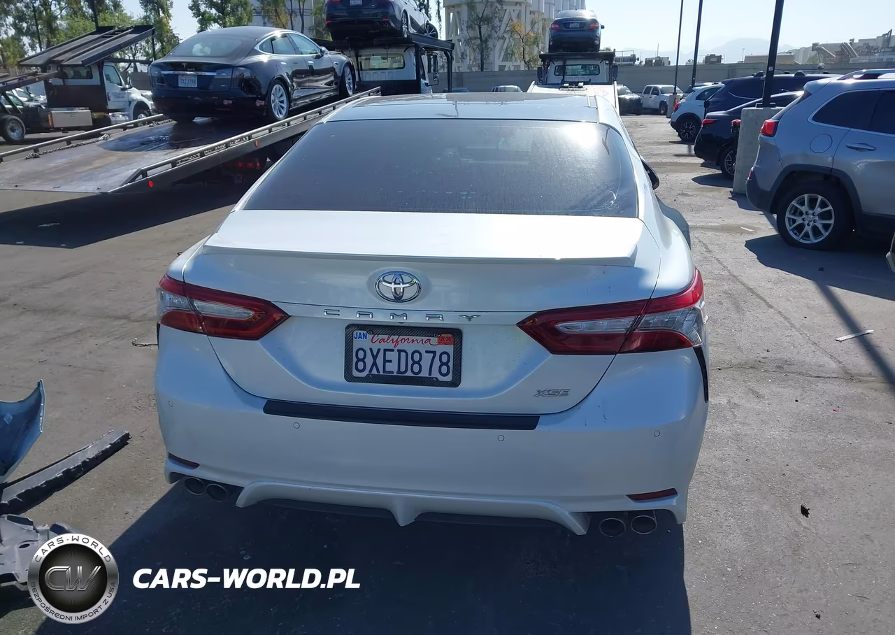 2018 Toyota Camry Xse VIN:4T1B61HK8JU059502 - 17