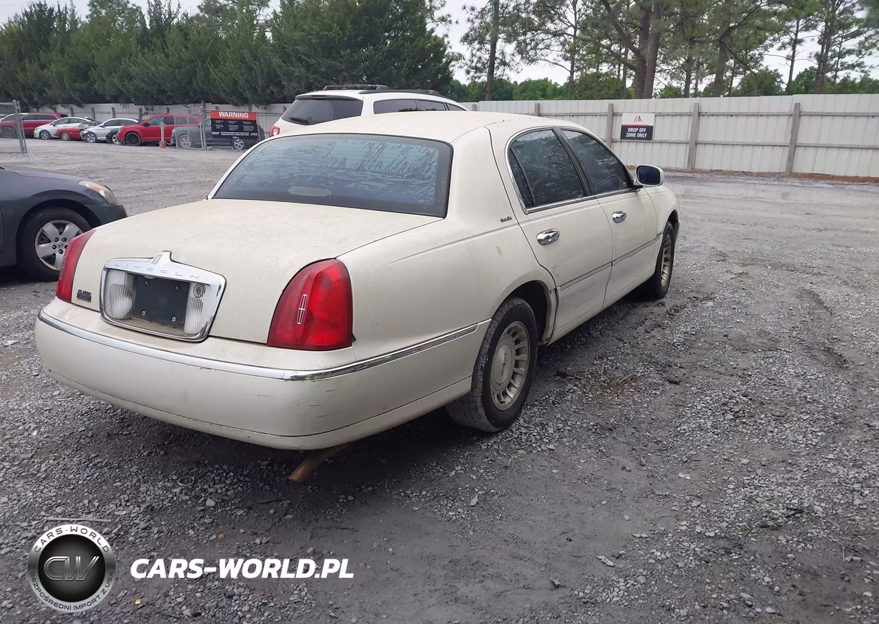 1999 Lincoln Town Car Executive VIN:1LNHM81W0XY673337 - 4