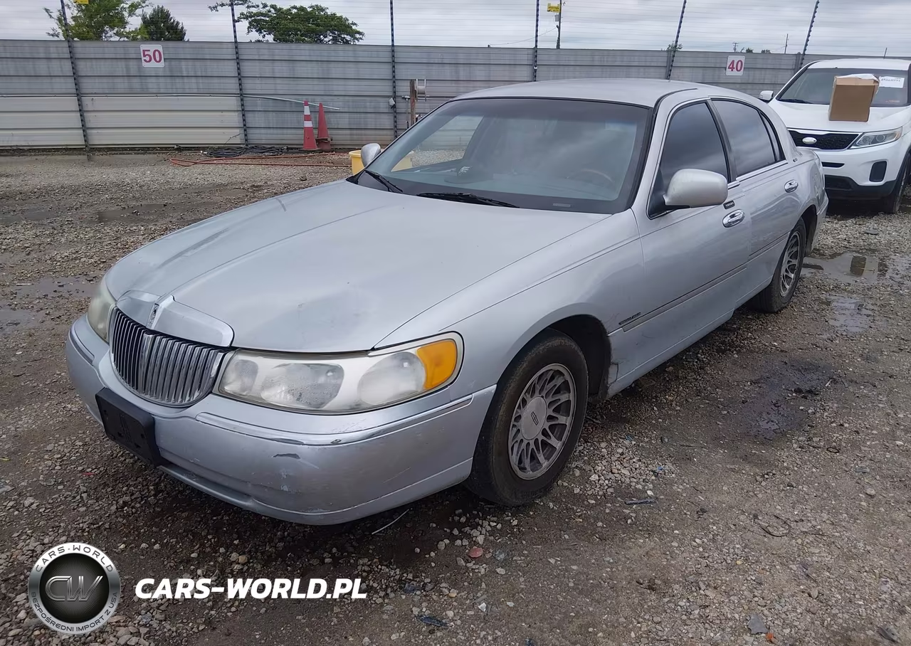 2001 Lincoln Town Car Signature VIN:1LNHM82W61Y672683 - 2