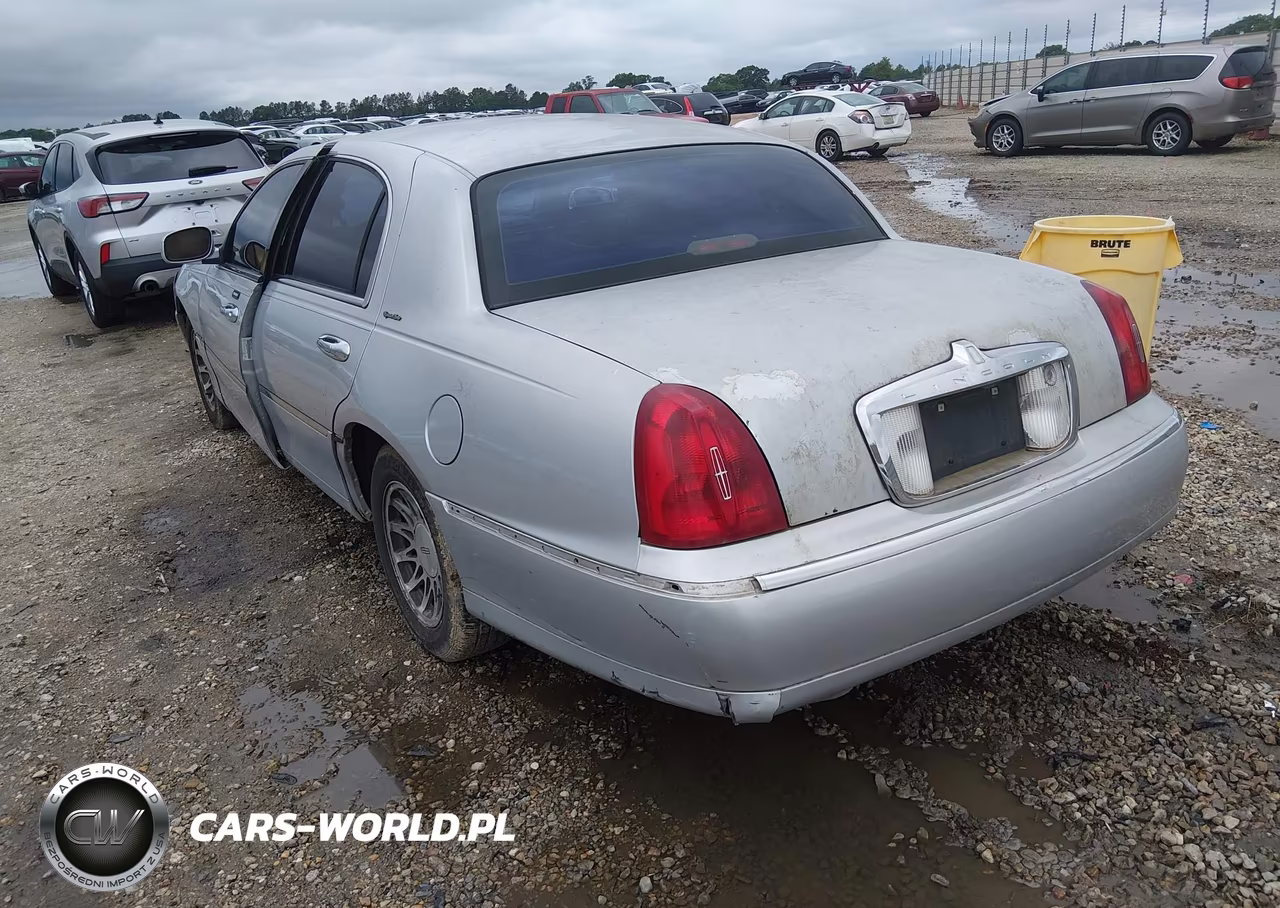 2001 Lincoln Town Car Signature VIN:1LNHM82W61Y672683 - 3