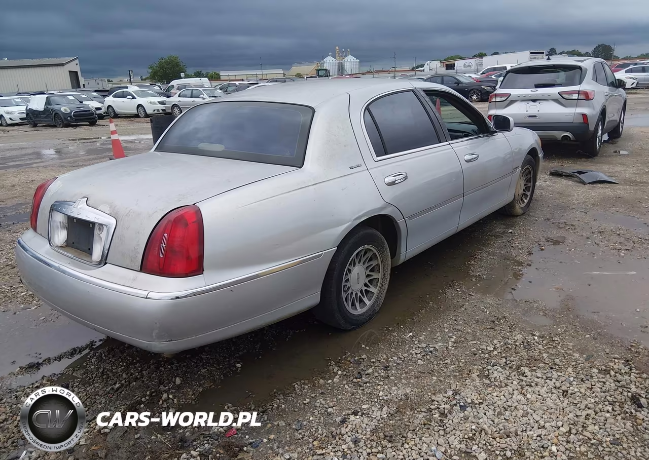 2001 Lincoln Town Car Signature VIN:1LNHM82W61Y672683 - 4
