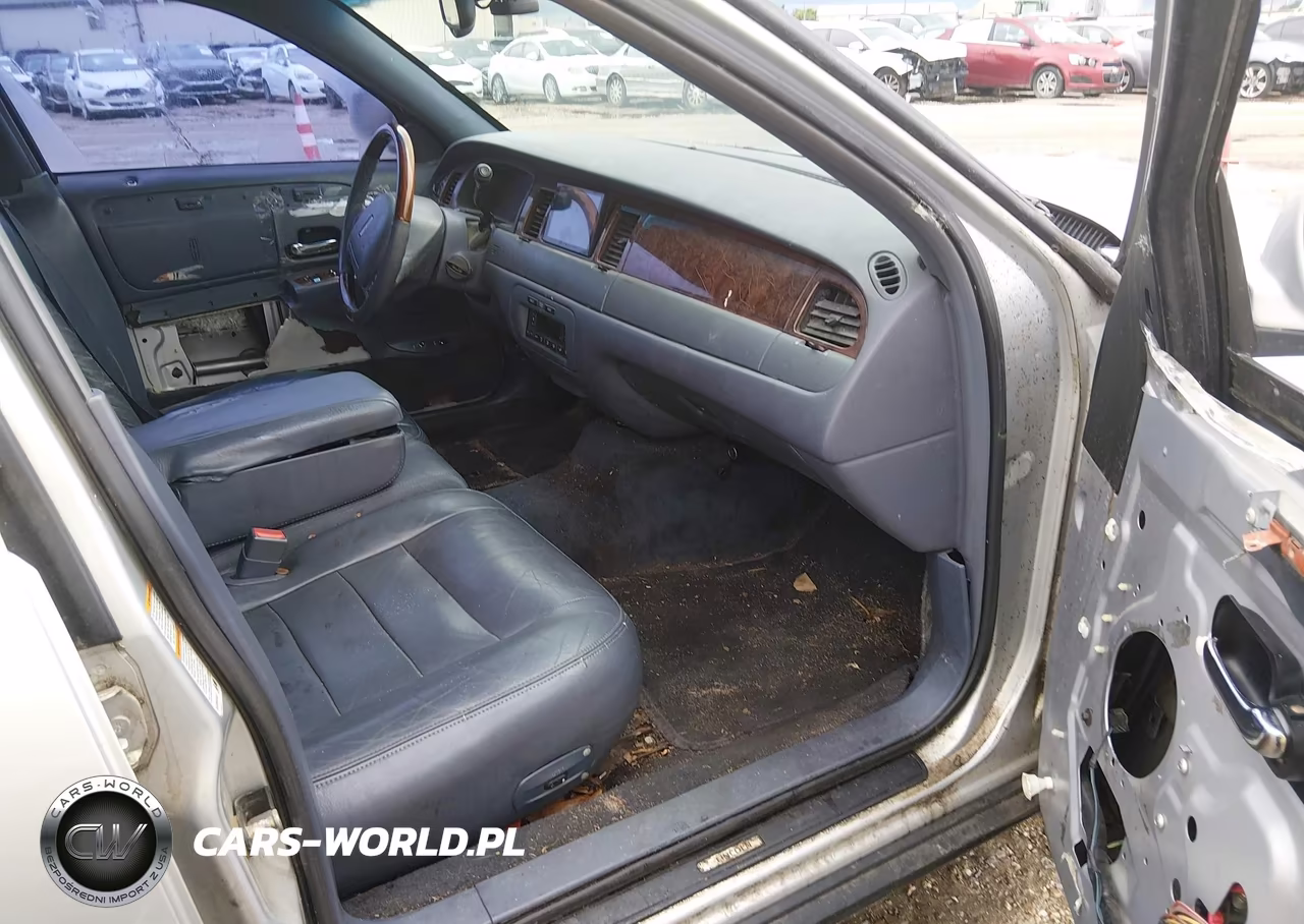 2001 Lincoln Town Car Signature VIN:1LNHM82W61Y672683 - 5