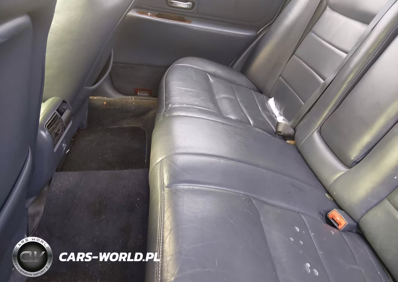 2001 Lincoln Town Car Signature VIN:1LNHM82W61Y672683 - 8