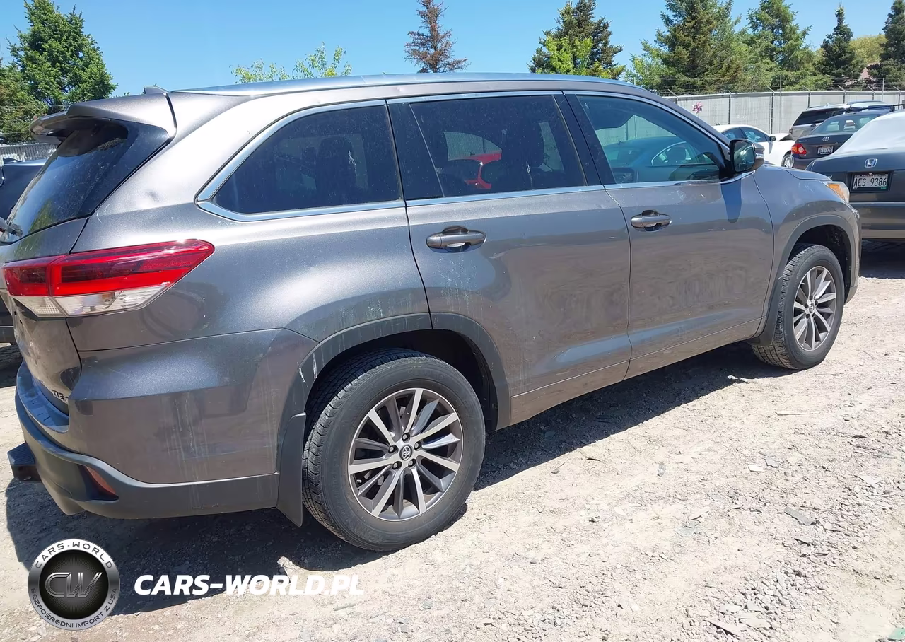 2018 Toyota Highlander Xle VIN:5TDJZRFH6JS523758 - 4