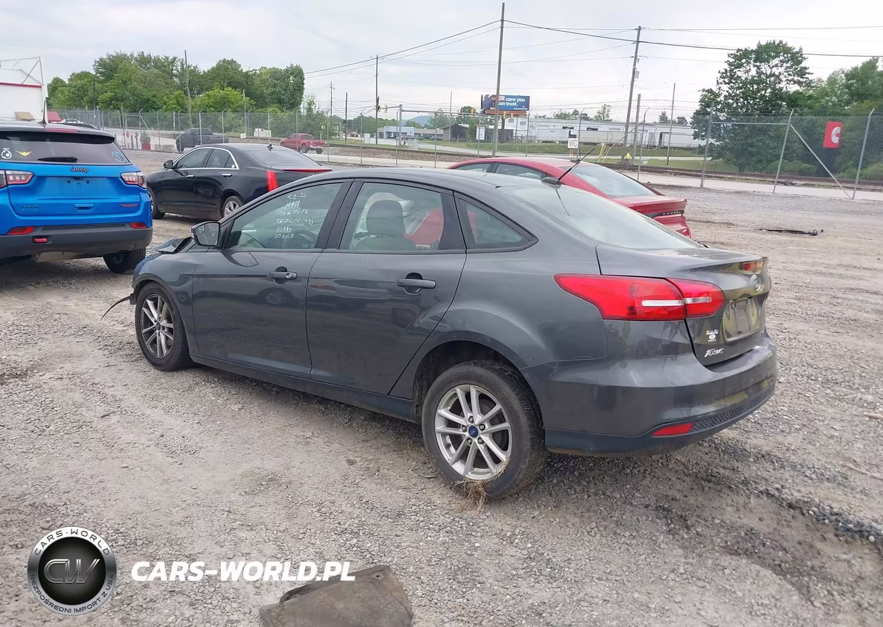 2017 Ford Focus Se VIN:1FADP3F22HL227777 - 3