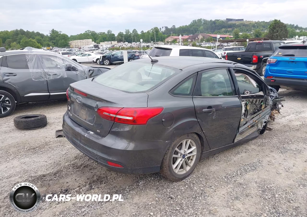 2017 Ford Focus Se VIN:1FADP3F22HL227777 - 4