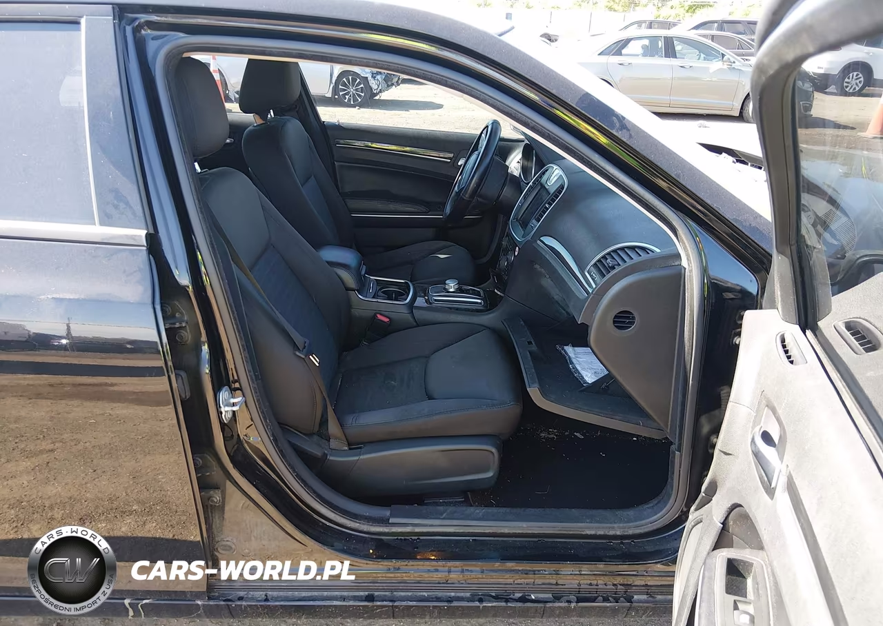 2019 Chrysler 300 Touring VIN:2C3CCAAG8KH758919 - 5