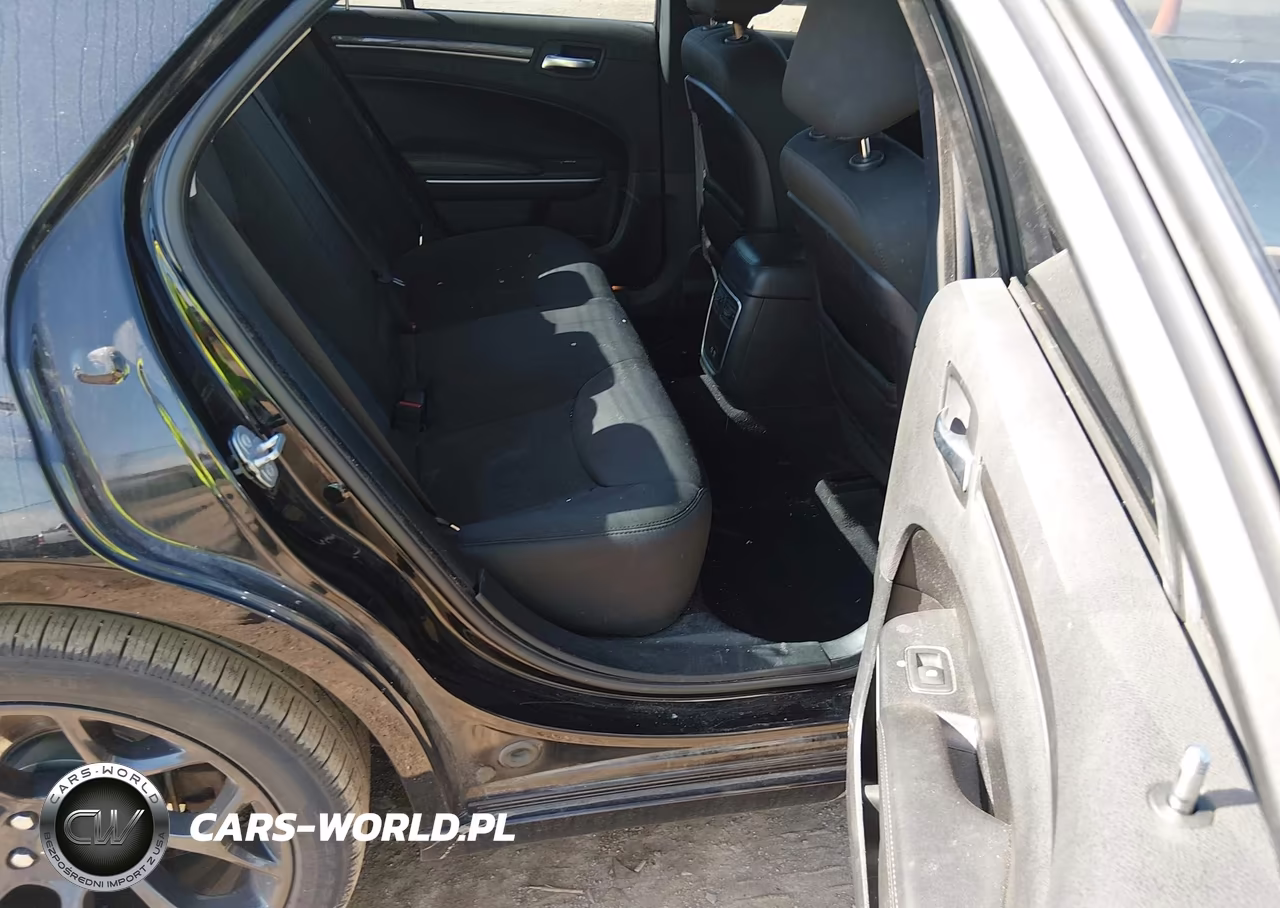 2019 Chrysler 300 Touring VIN:2C3CCAAG8KH758919 - 8