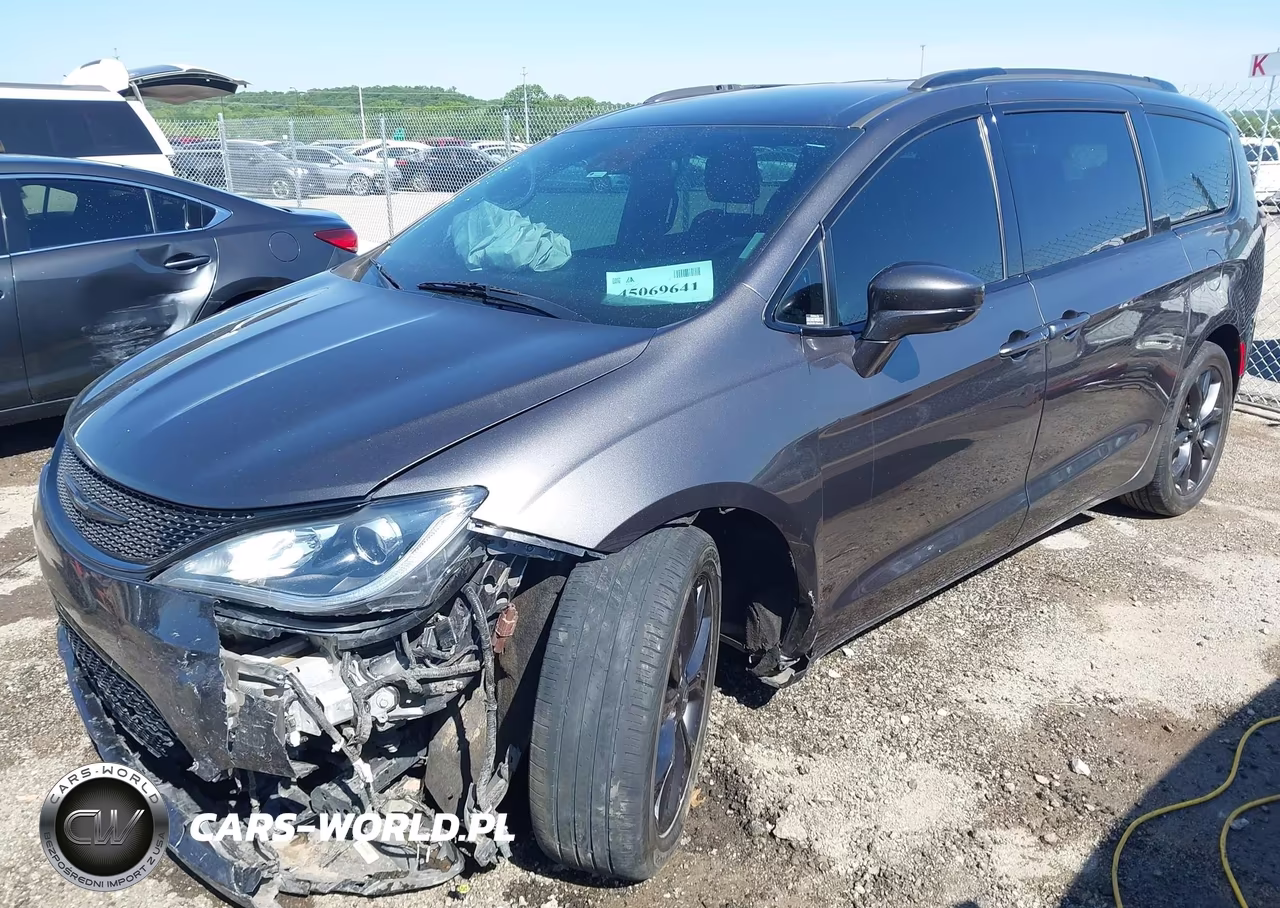 2020 Chrysler Pacifica Touring L Plus VIN:2C4RC1EG0LR103018 - 2
