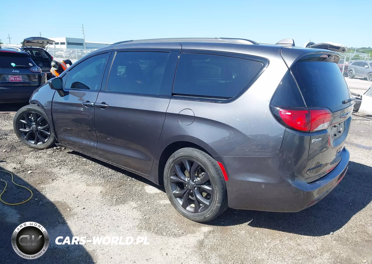 2020 Chrysler Pacifica Touring L Plus VIN:2C4RC1EG0LR103018 - 3