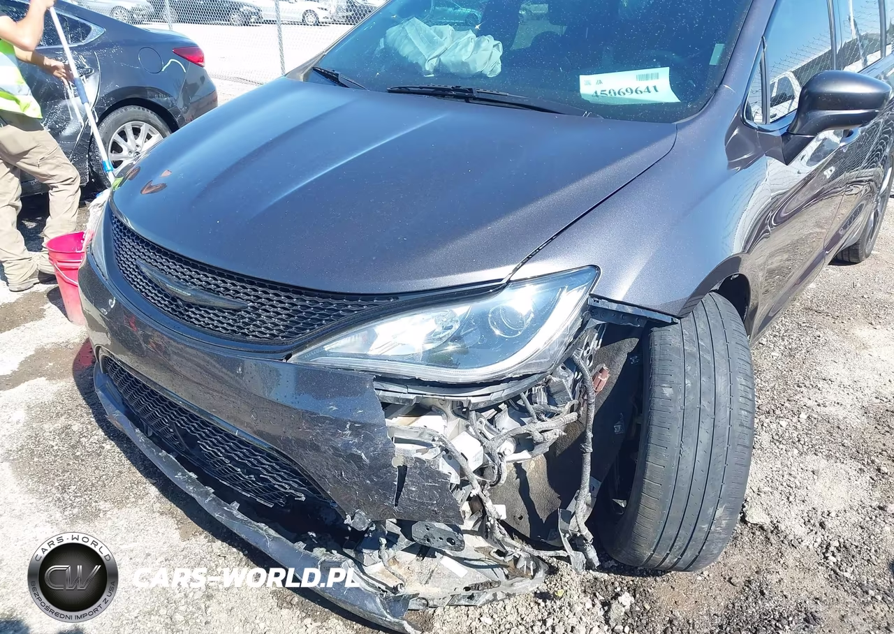 2020 Chrysler Pacifica Touring L Plus VIN:2C4RC1EG0LR103018 - 6