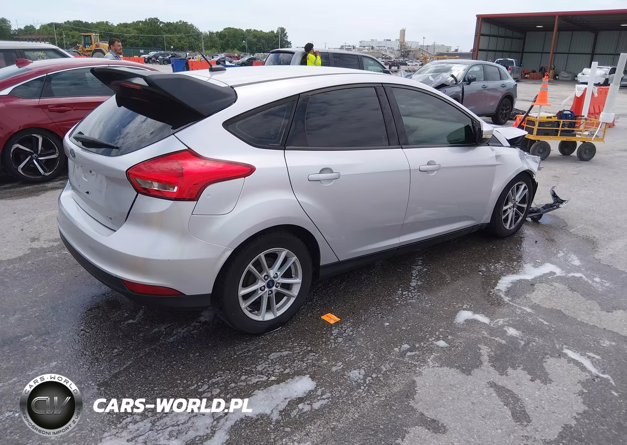 2017 Ford Focus Se VIN:1FADP3K22HL259036 - 4