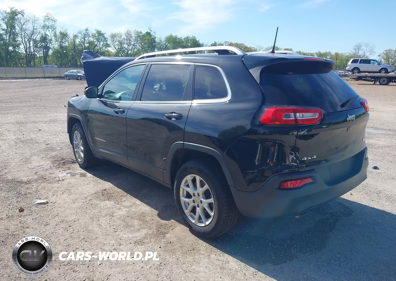 2017 Jeep Cherokee Latitude 4X4 VIN:1C4PJMCBXHW543431 - 3
