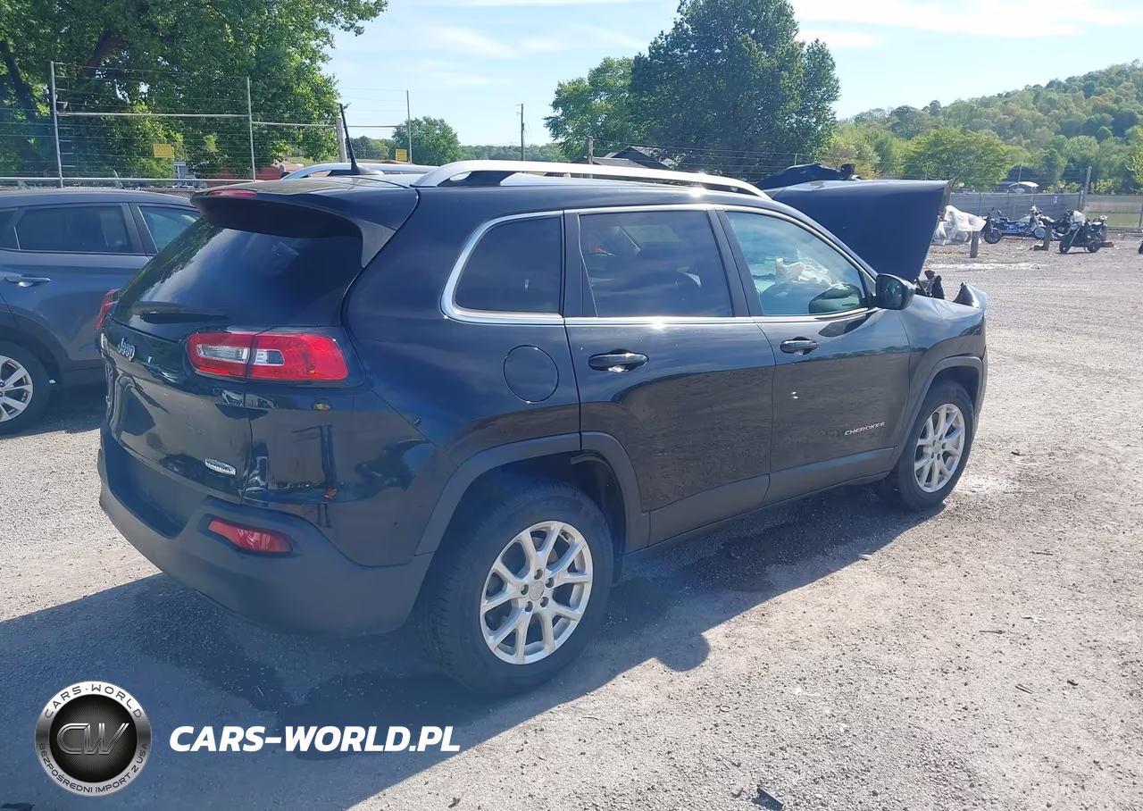 2017 Jeep Cherokee Latitude 4X4 VIN:1C4PJMCBXHW543431 - 4