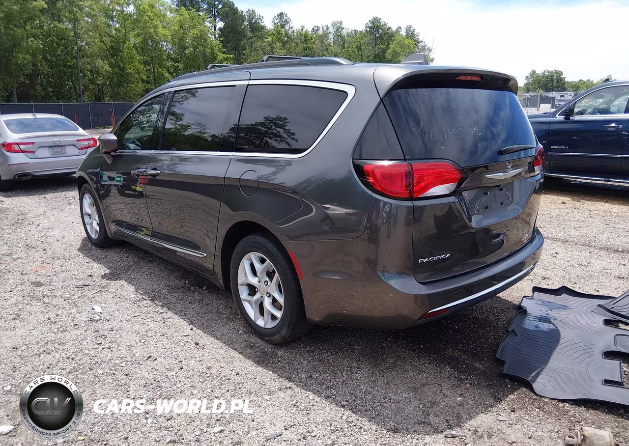 2017 Chrysler Pacifica Touring-L VIN:2C4RC1BG5HR506911 - 3