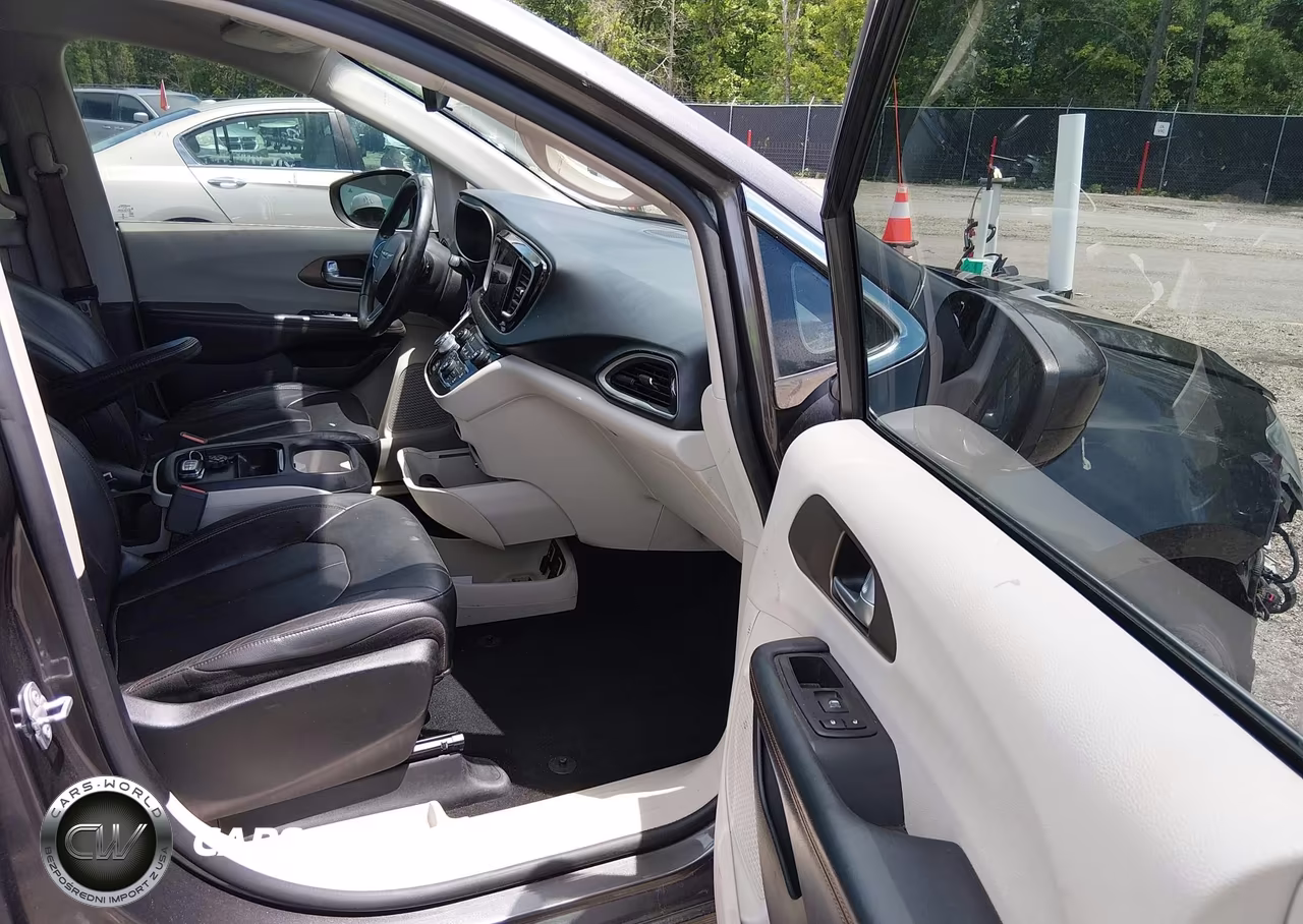 2017 Chrysler Pacifica Touring-L VIN:2C4RC1BG5HR506911 - 5