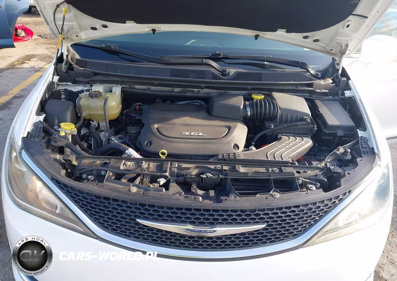 2017 Chrysler Pacifica Touring-L VIN:2C4RC1BG1HR511216 - 10