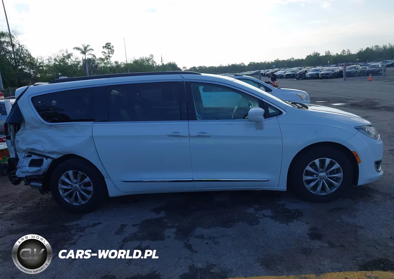 2017 Chrysler Pacifica Touring-L VIN:2C4RC1BG1HR511216 - 14