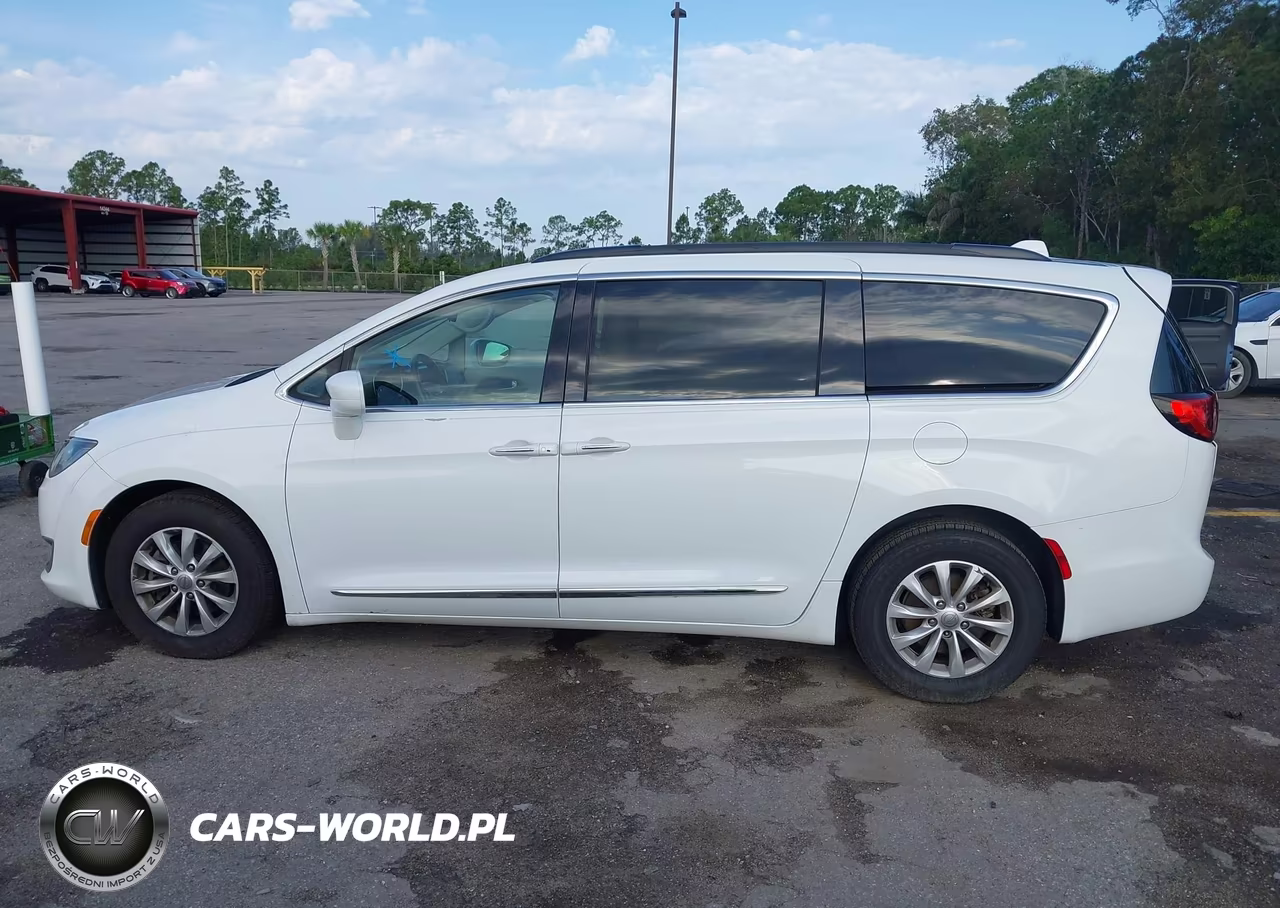 2017 Chrysler Pacifica Touring-L VIN:2C4RC1BG1HR511216 - 15