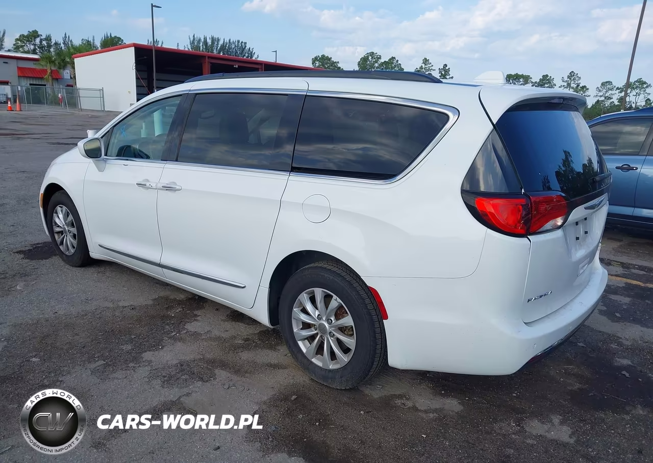 2017 Chrysler Pacifica Touring-L VIN:2C4RC1BG1HR511216 - 3