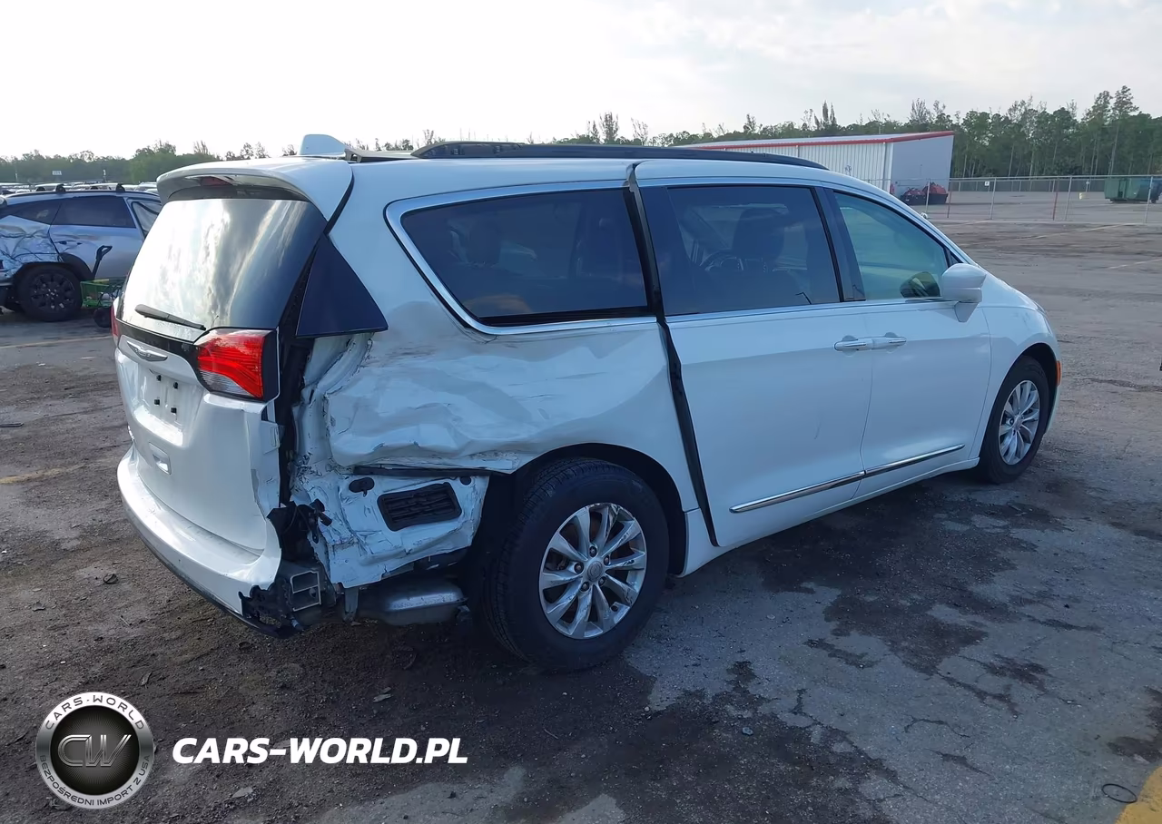 2017 Chrysler Pacifica Touring-L VIN:2C4RC1BG1HR511216 - 4