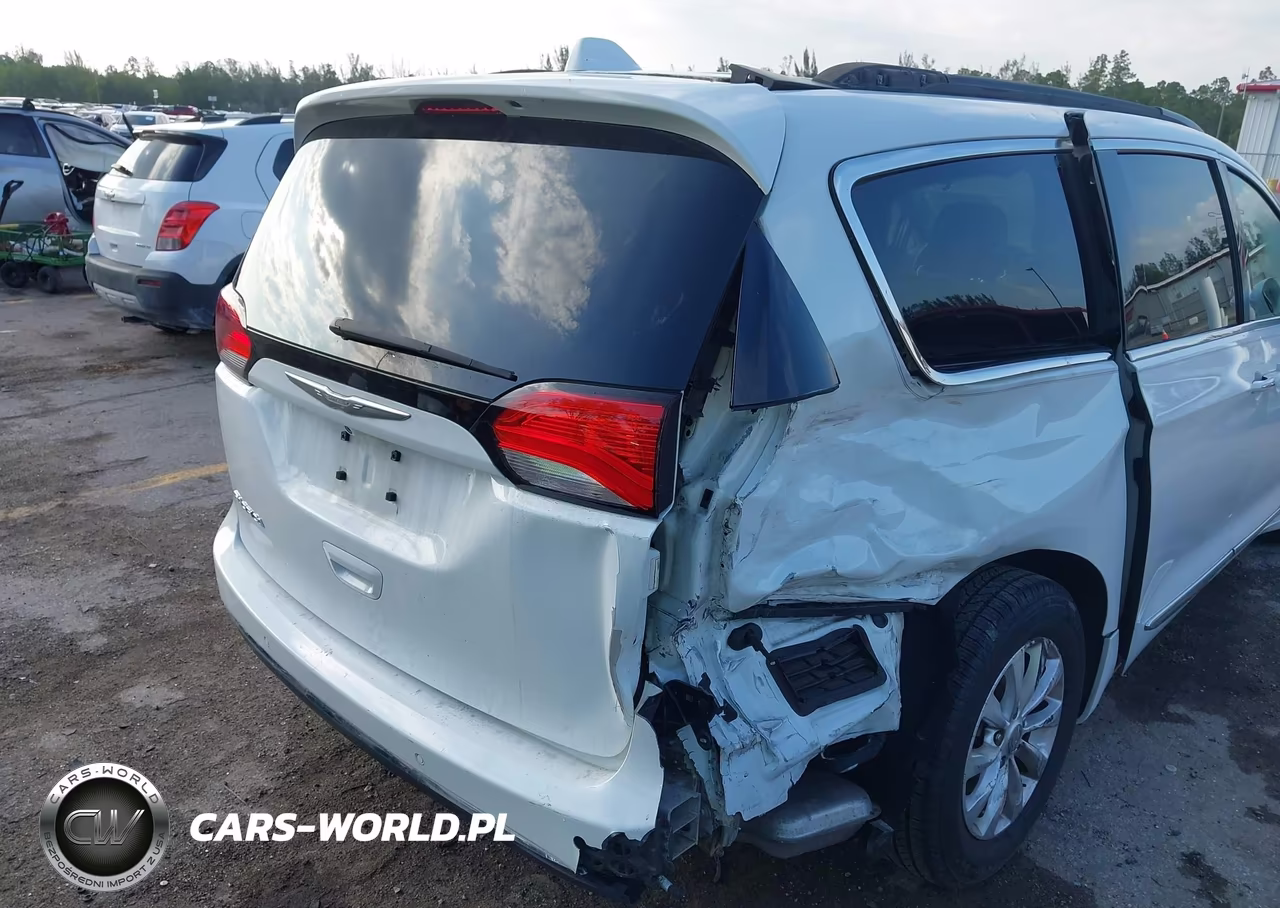2017 Chrysler Pacifica Touring-L VIN:2C4RC1BG1HR511216 - 6