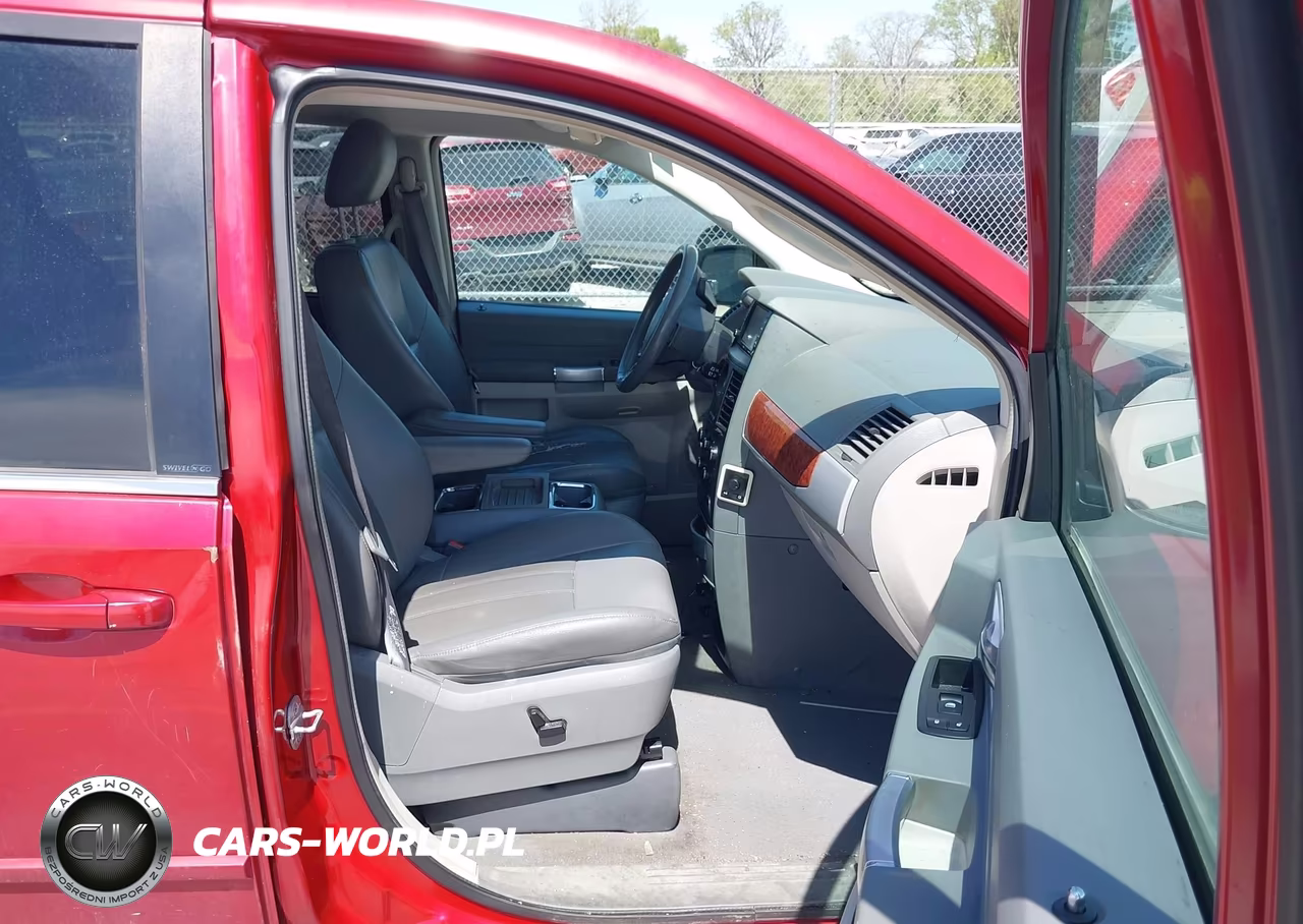 2008 Chrysler Town & Country Touring VIN:2A8HR54P18R701167 - 5