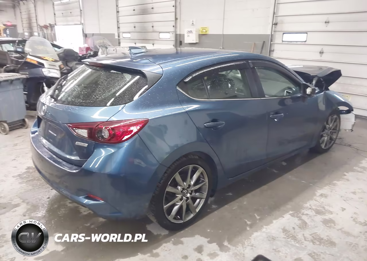 2018 Mazda Mazda3 Touring VIN:3MZBN1L37JM239322 - 4