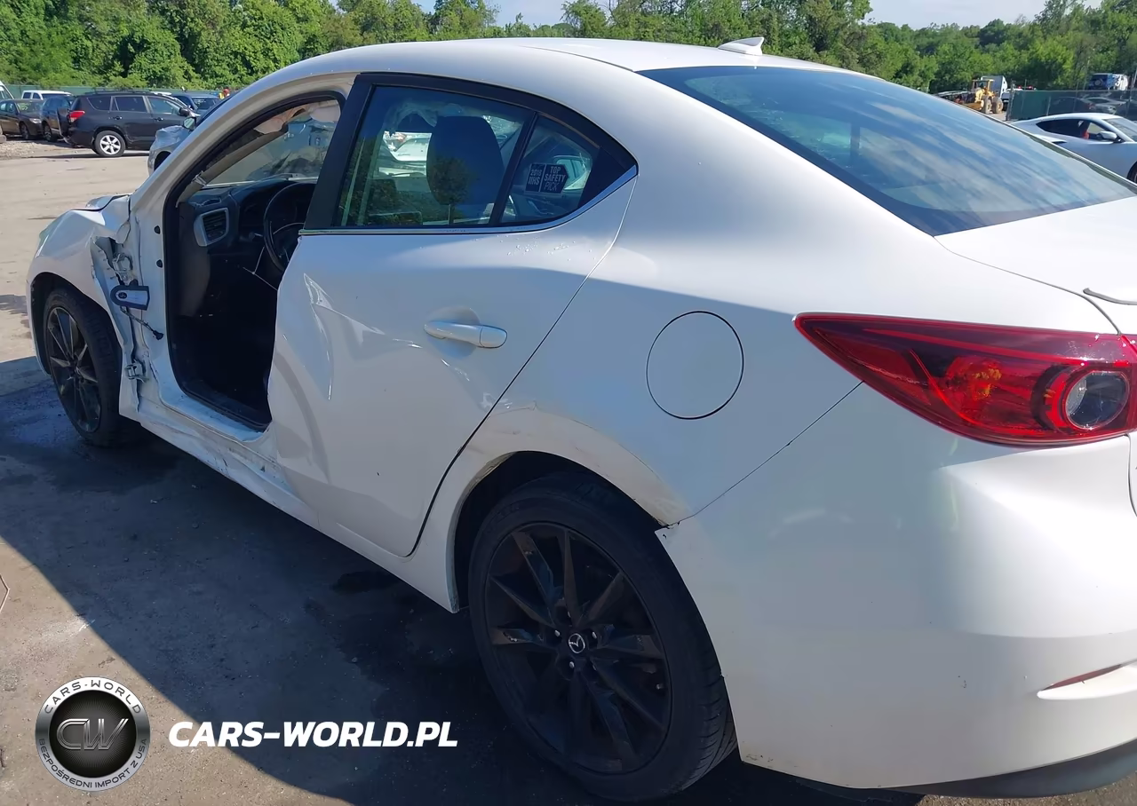 2018 Mazda Mazda3 Touring VIN:3MZBN1V39JM231073 - 18