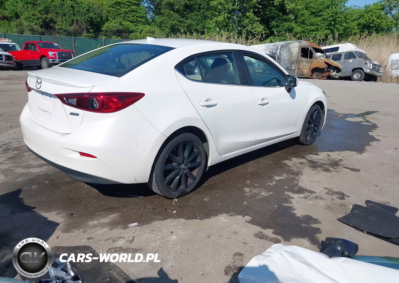 2018 Mazda Mazda3 Touring VIN:3MZBN1V39JM231073 - 4