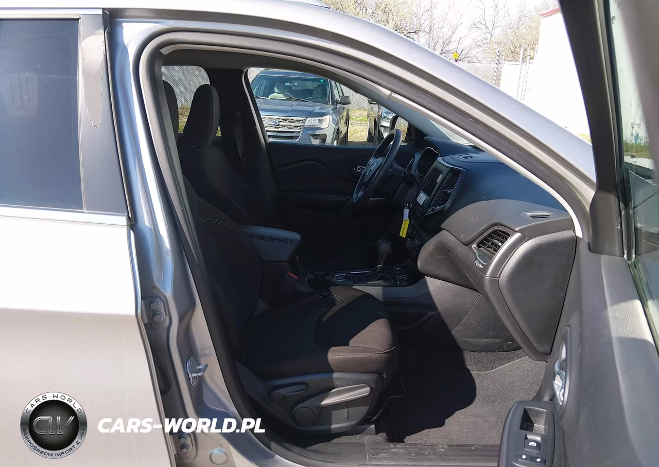 2019 Jeep Cherokee Latitude 4X4 VIN:1C4PJMCB6KD429932 - 5