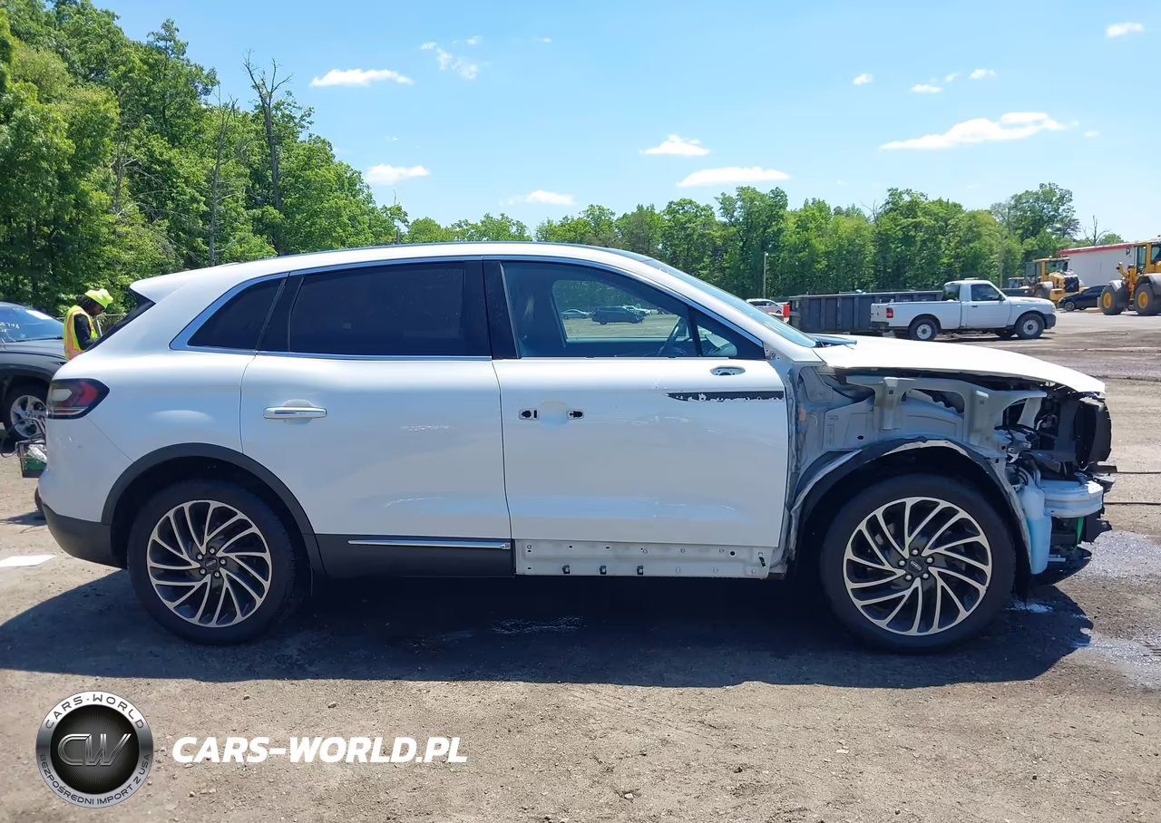 2020 Lincoln Nautilus Reserve VIN:2LMPJ8K97LBL24992 - 14