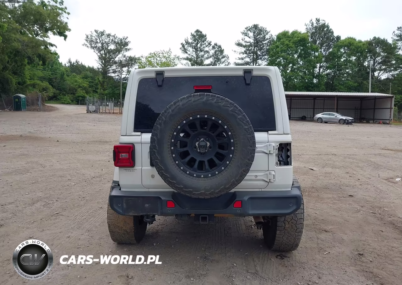 2018 Jeep Wrangler Unlimited Sahara 4X4 VIN:1C4HJXENXJW321765 - 17