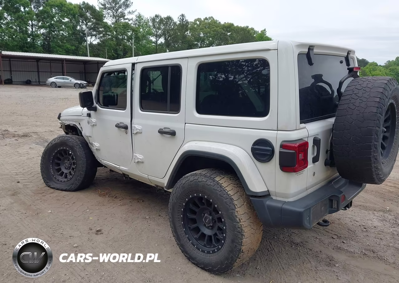 2018 Jeep Wrangler Unlimited Sahara 4X4 VIN:1C4HJXENXJW321765 - 3