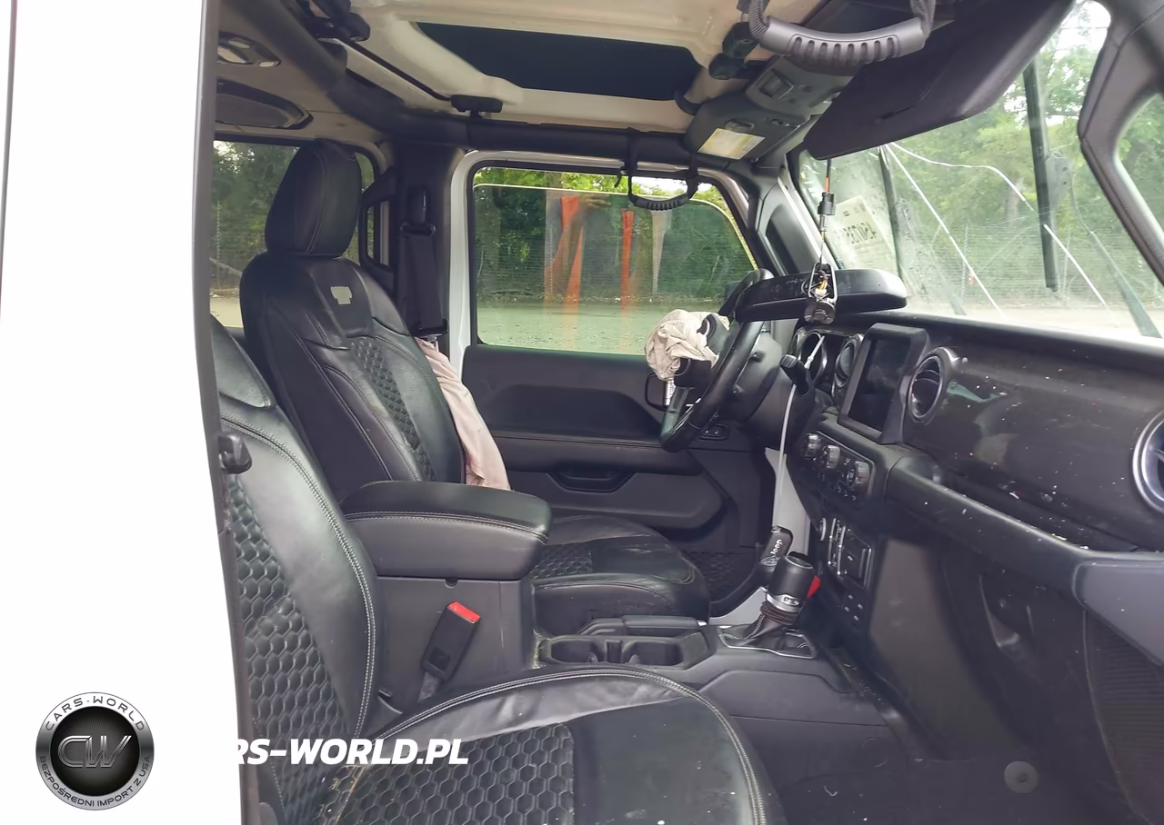 2018 Jeep Wrangler Unlimited Sahara 4X4 VIN:1C4HJXENXJW321765 - 5
