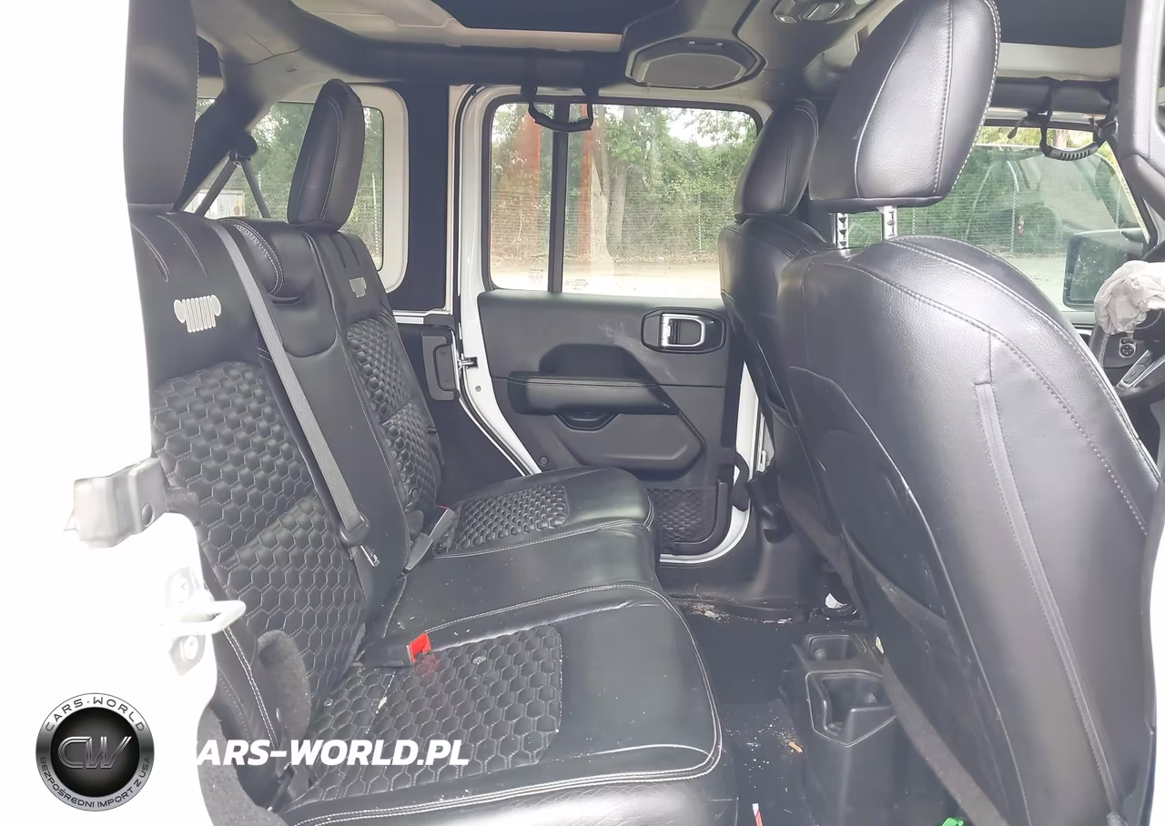 2018 Jeep Wrangler Unlimited Sahara 4X4 VIN:1C4HJXENXJW321765 - 8