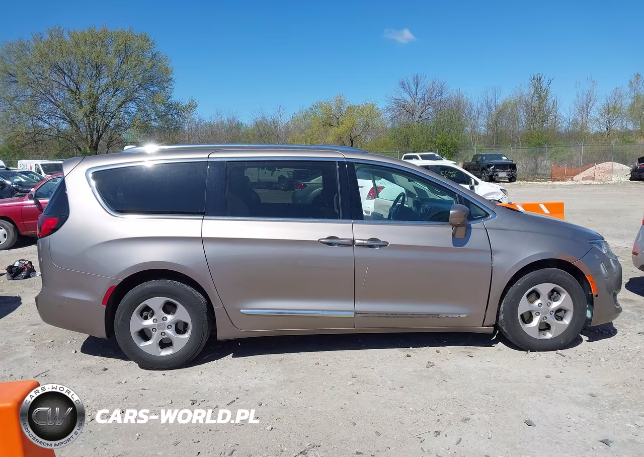 2017 Chrysler Pacifica Touring-L Plus VIN:2C4RC1EG1HR844740 - 14