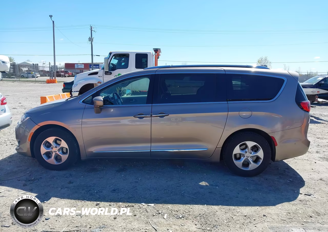2017 Chrysler Pacifica Touring-L Plus VIN:2C4RC1EG1HR844740 - 15