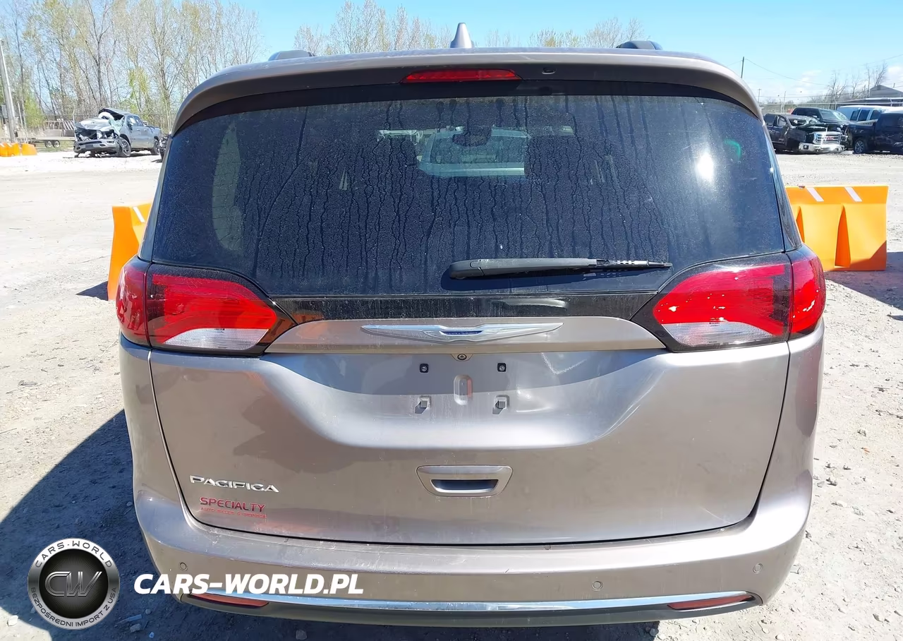 2017 Chrysler Pacifica Touring-L Plus VIN:2C4RC1EG1HR844740 - 17