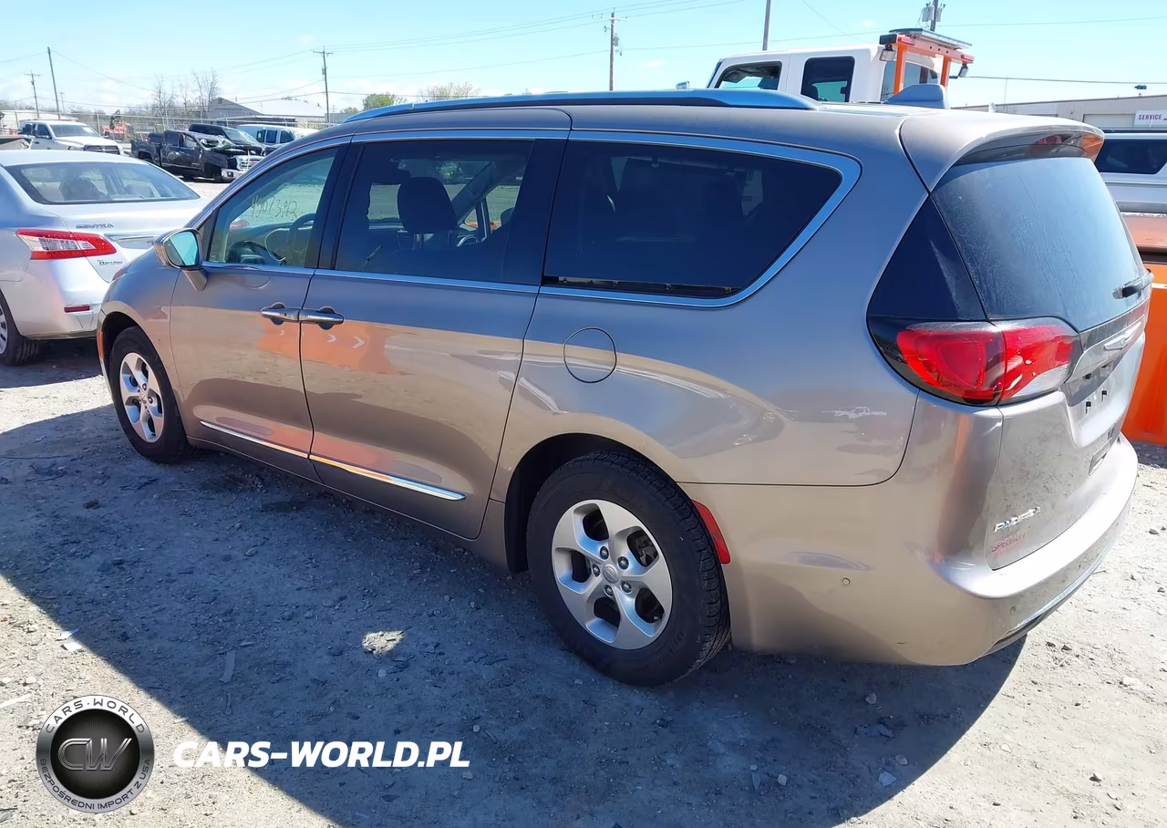 2017 Chrysler Pacifica Touring-L Plus VIN:2C4RC1EG1HR844740 - 3