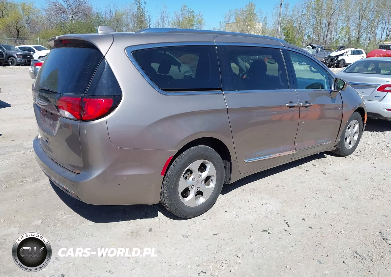 2017 Chrysler Pacifica Touring-L Plus VIN:2C4RC1EG1HR844740 - 4