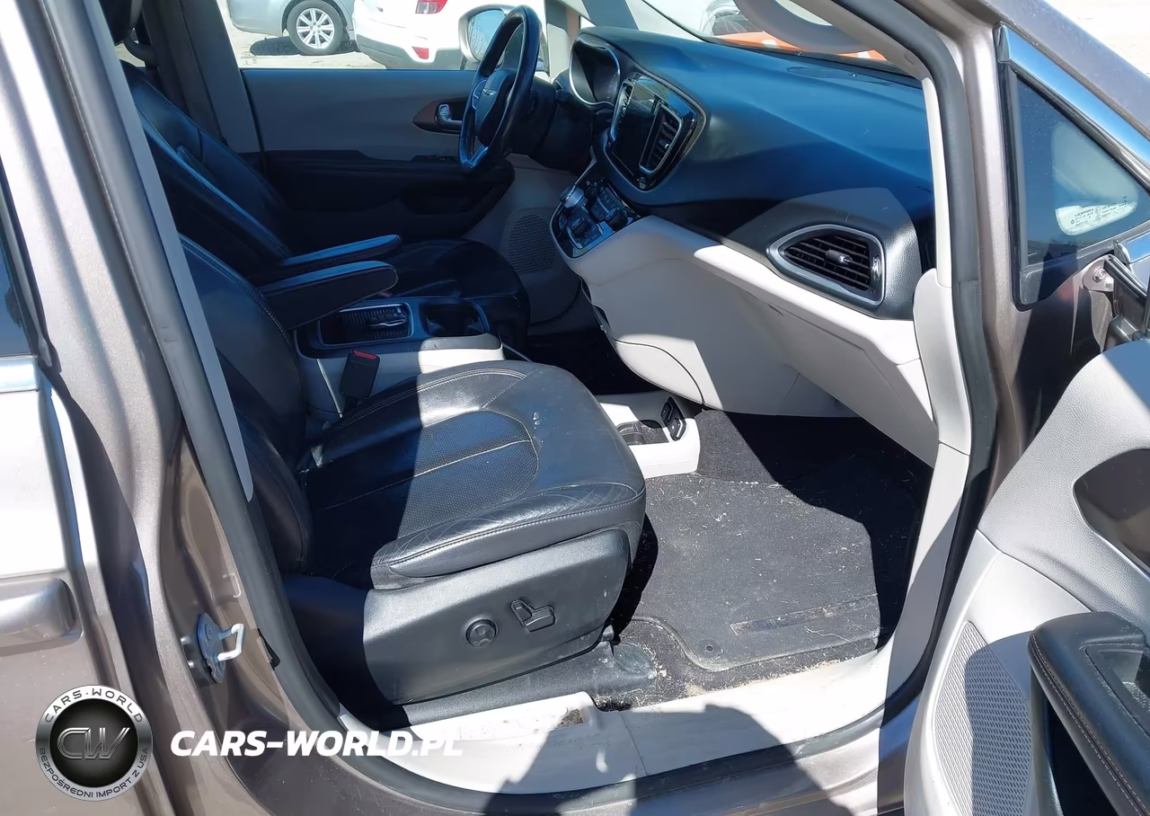2017 Chrysler Pacifica Touring-L Plus VIN:2C4RC1EG1HR844740 - 5