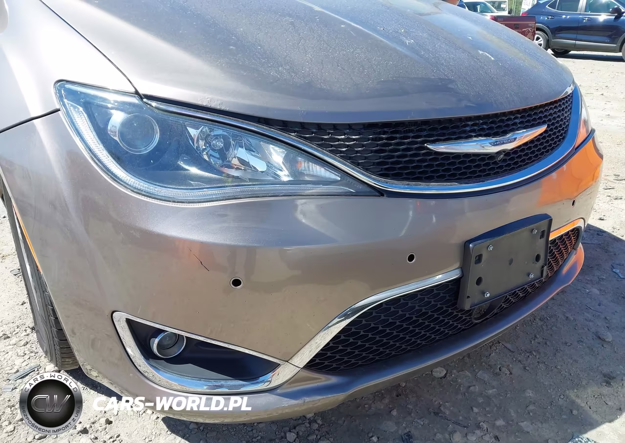 2017 Chrysler Pacifica Touring-L Plus VIN:2C4RC1EG1HR844740 - 6