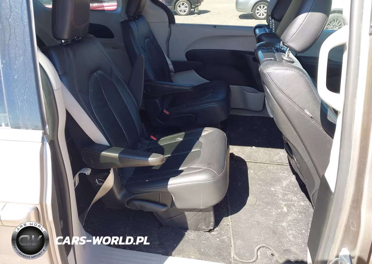 2017 Chrysler Pacifica Touring-L Plus VIN:2C4RC1EG1HR844740 - 8