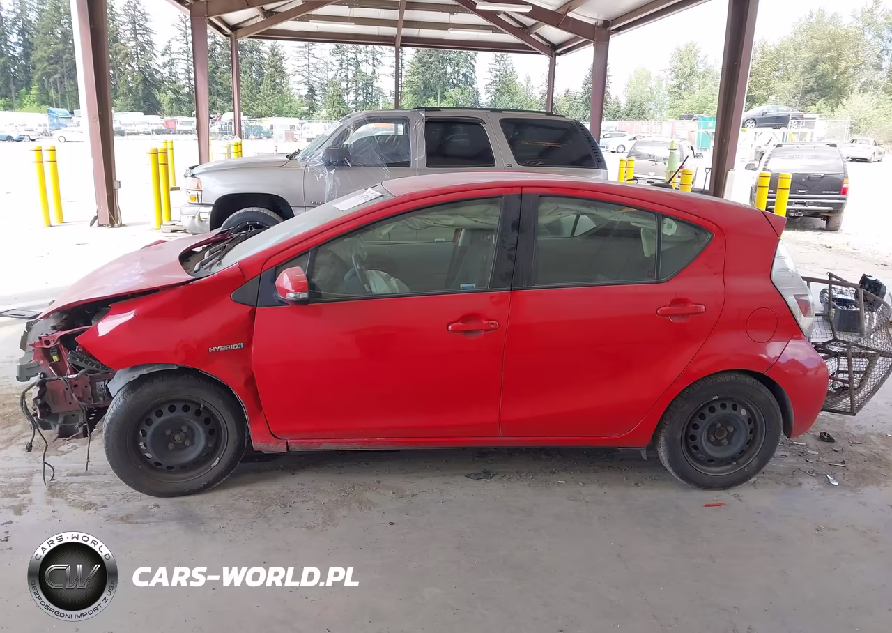 2014 Toyota Prius C Three VIN:JTDKDTB3XE1567730 - 15